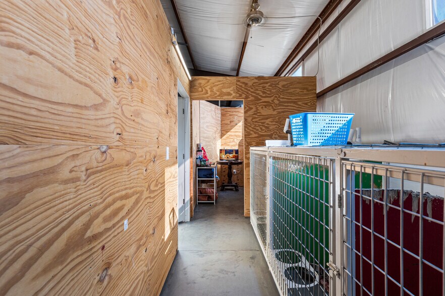 More Photos Of 819 N Main St, Gladewater Flex For Sale