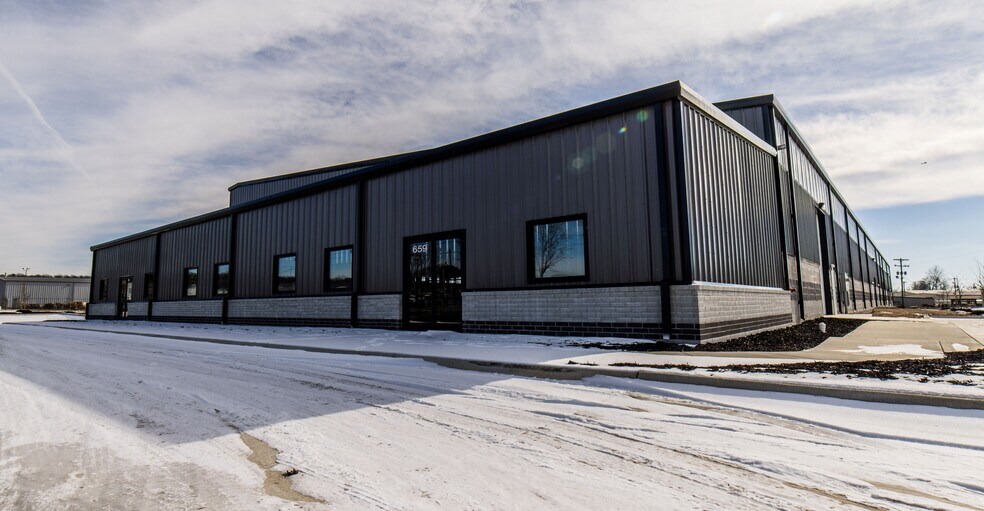 More Photos Of 659 E Randall Wobbe Ln, Springdale Distribution For Lease