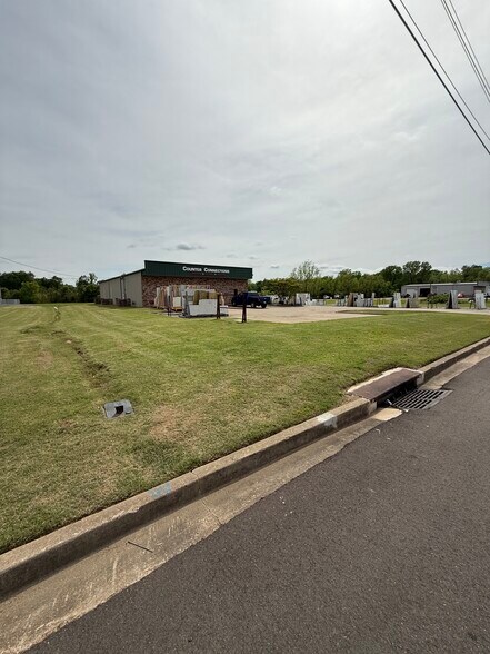 More Photos Of 2085 First Commercial Dr, Southaven Warehouse For Sale