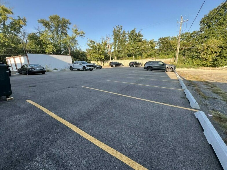 More Photos Of 1401 N Western Ave, Lake Forest Apartments For Sale