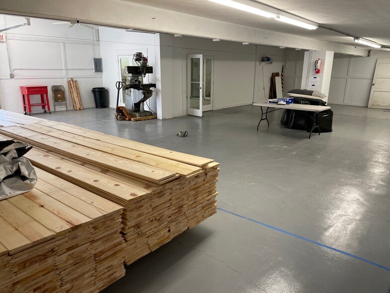 More Photos Of 219 & 303 W Chase st, Springfield Light Distribution For Lease