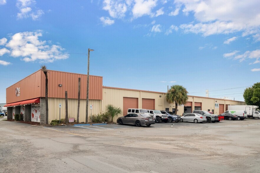 More Photos Of 955 W Taft Vineland Rd, Orlando Light Distribution For Lease