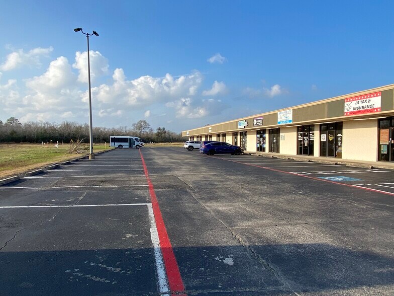 More Photos Of 401 E Nasa Rd 1, Webster Self Storage For Lease