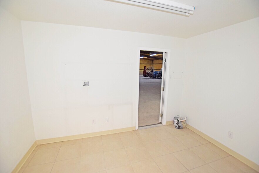 More Photos Of 305 E 57th St, Odessa Warehouse For Sale