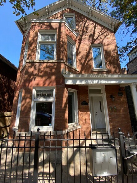 Primary Photo Of 1460 W Huron St, Chicago Apartments For Sale