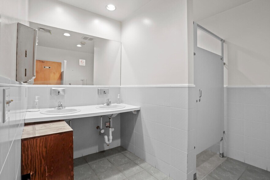 More Photos Of 17 Elm St, Greenwich Freestanding For Lease