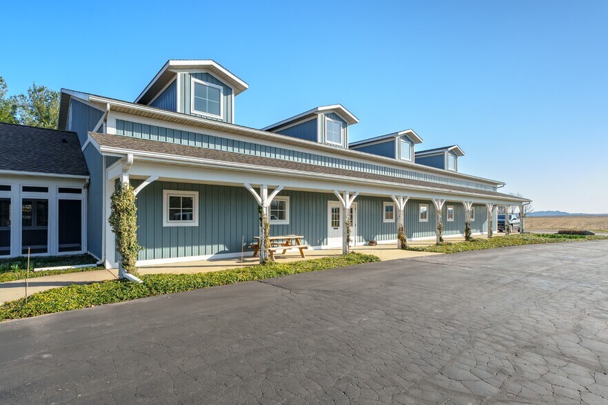 More Photos Of 8700 N 32nd St, Richland General Retail For Lease