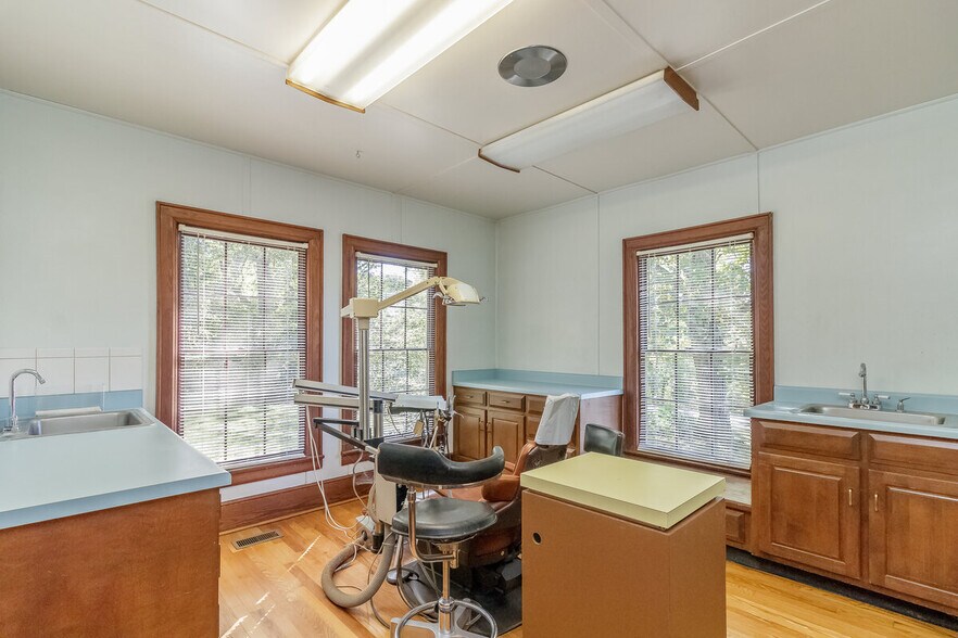 More Photos Of 615 Patterson, LaFayette Medical For Sale