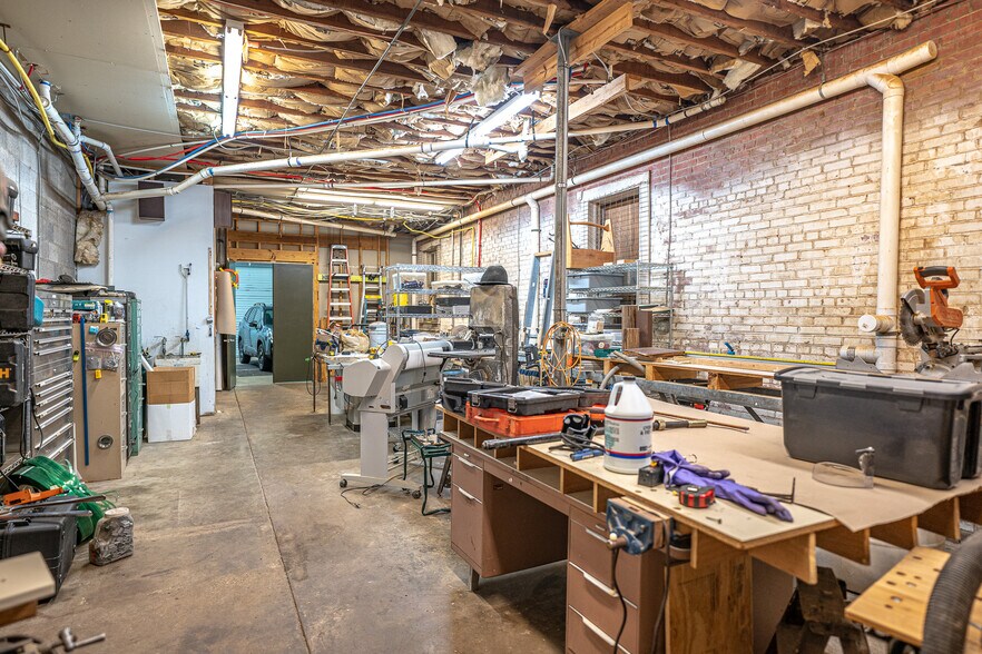 More Photos Of 1611 Washington St, Alexandria Showroom For Sale