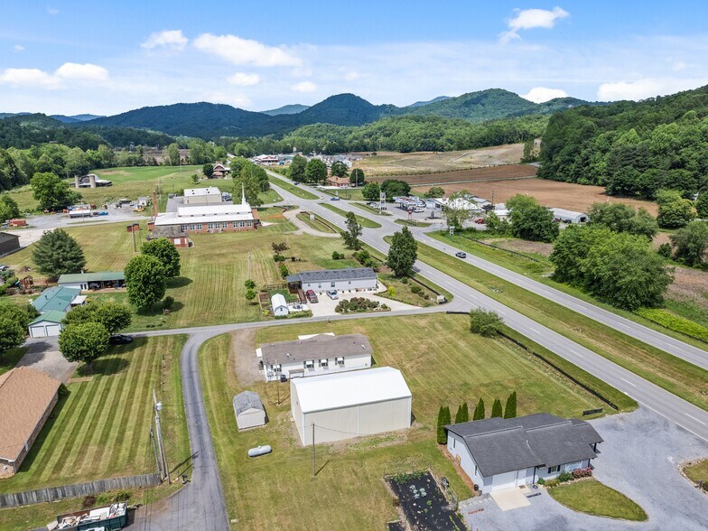 More Photos Of 25 Lester Ln, Waynesville Flex For Sale