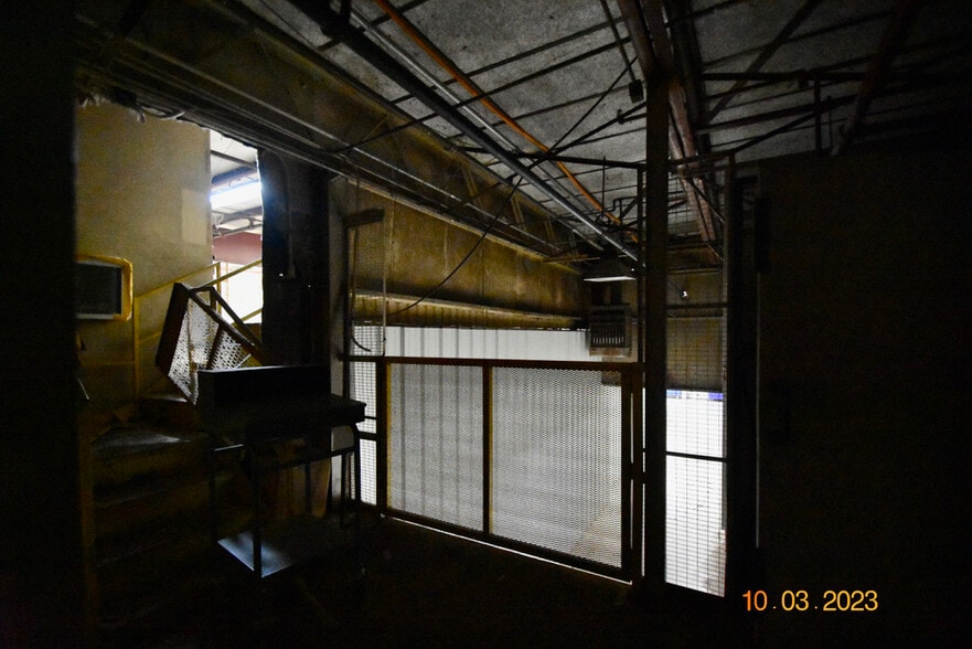 More Photos Of 956 N Broadway St, Greenville Distribution For Sale