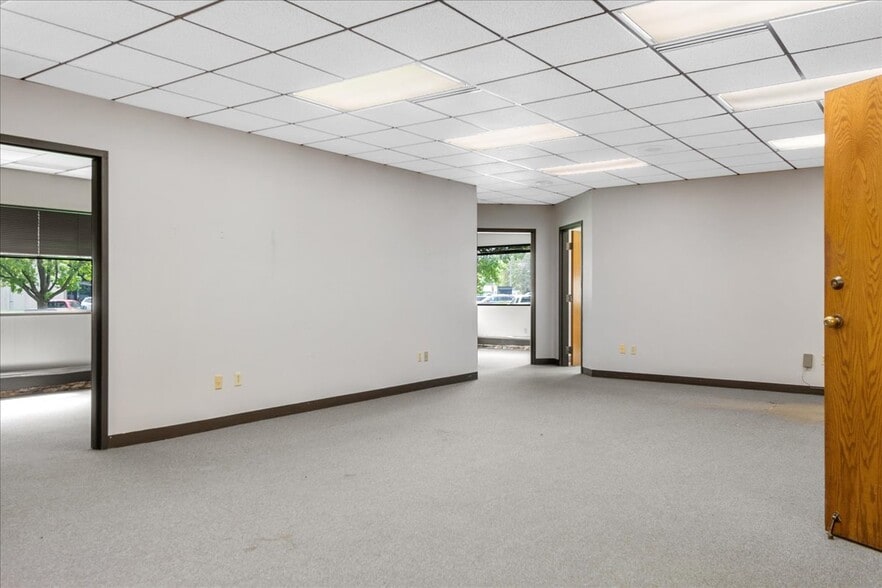More Photos Of 40 Adloff Ln, Springfield Medical For Lease