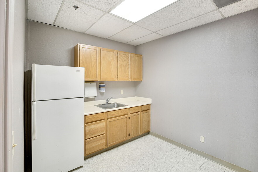 More Photos Of 250 W Main St, Woodland Office For Lease