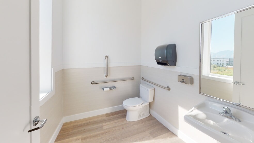 More Photos Of 752 2250 West, Springville Warehouse For Lease