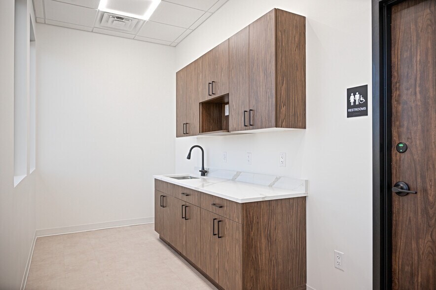 More Photos Of 2100 W County Line Rd, Jackson Office For Lease