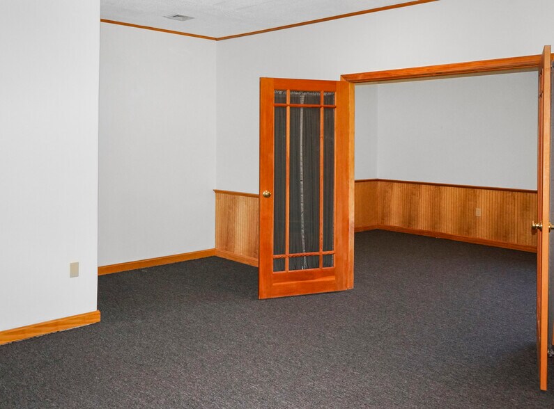 More Photos Of 20 S Anguilla Rd, Pawcatuck Office For Sale