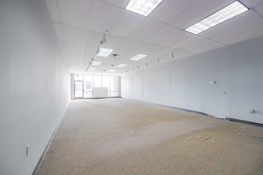 More Photos Of 26842-27000 Telegraph Rd, Flat Rock Storefront For Lease