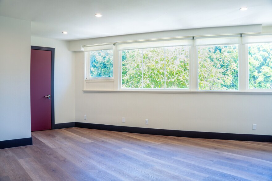 More Photos Of 146-150 S Barrington Ave, Los Angeles Storefront Retail Office For Lease