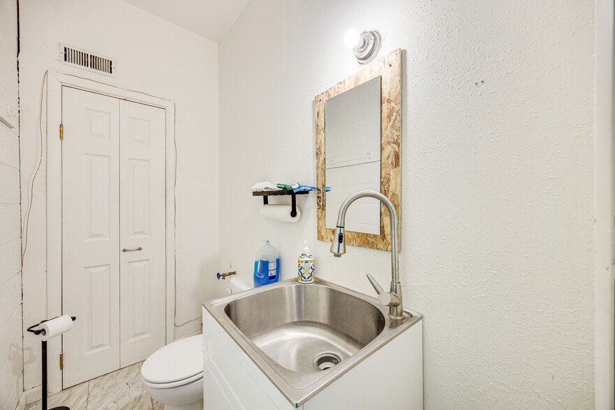 More Photos Of 2217 E Boulder St, Colorado Springs Light Distribution For Sale