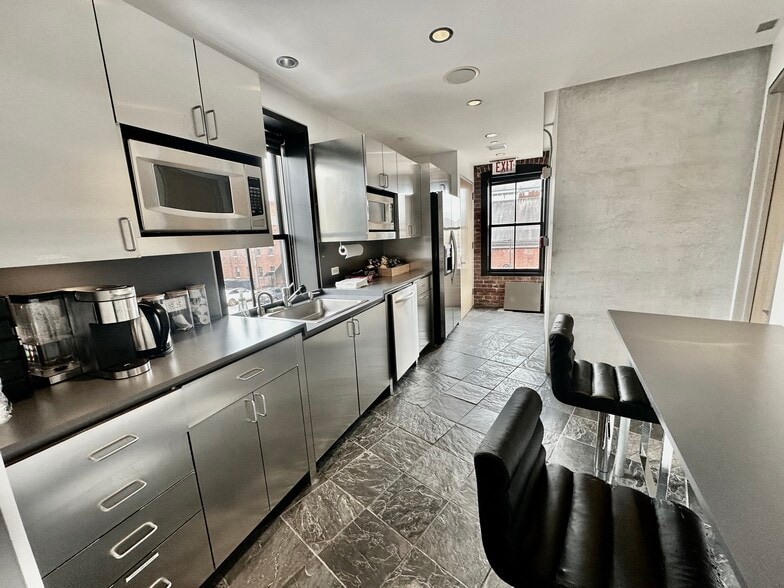 More Photos Of 12 Havemeyer Pl, Greenwich Office For Lease