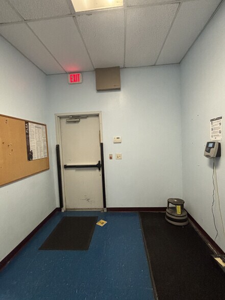 More Photos Of 1402 Hawthorne St, Bastrop Manufacturing For Lease