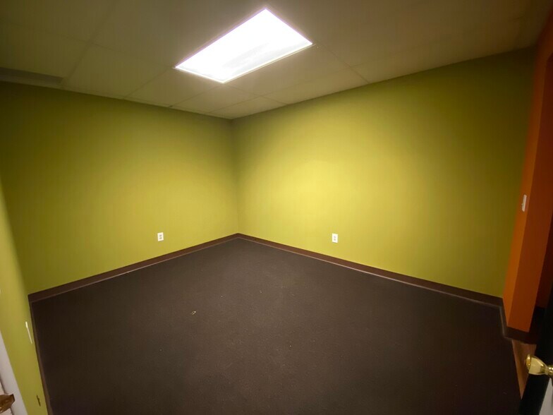 More Photos Of 300 Industrial Pky, Chagrin Falls Light Manufacturing For Lease