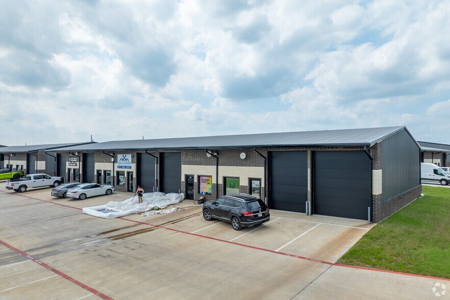 More Photos Of 4004 Williamson Rd, Crowley Warehouse For Lease
