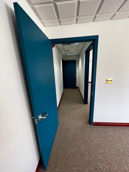 More Photos Of 115 N Prospect Ave, Itasca Showroom For Sale