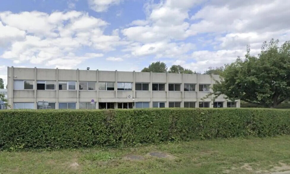 More Photos Of 697 Rue Fourny, Buc Warehouse For Lease