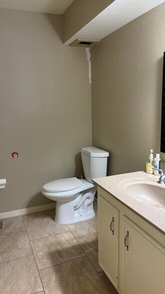 More Photos Of 14343 Torrey Chase Blvd, Houston Office For Sale