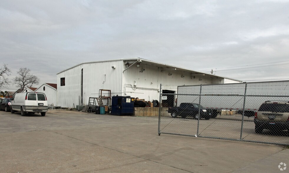 More Photos Of 1915 Airline Dr, Houston Warehouse For Lease