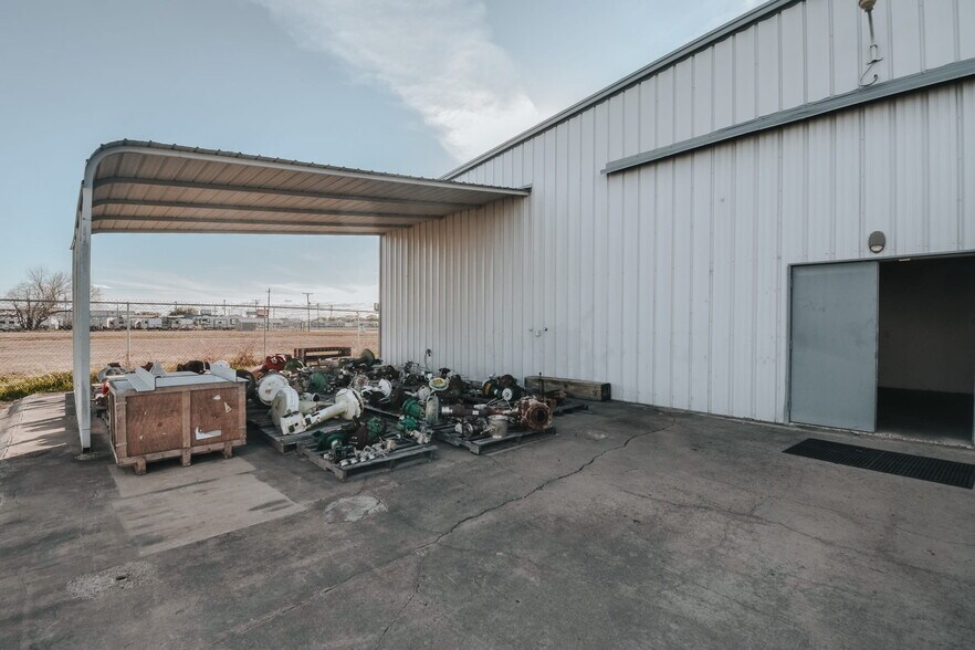 More Photos Of 13102 N Navarro St, Victoria Flex For Sale