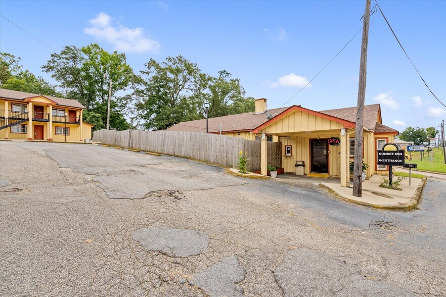 More Photos Of 32810 Highway 43, Thomasville Hotel For Sale