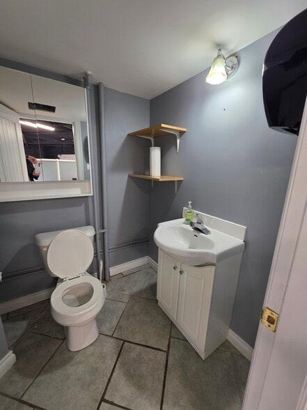 More Photos Of 2745 Veterans Memorial Pky, Victoria Office For Sale