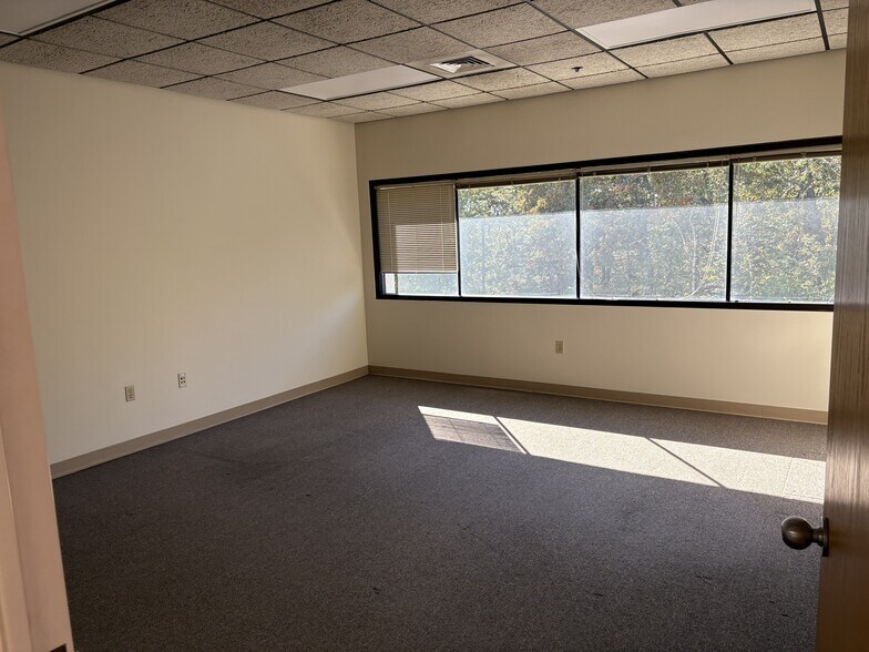 More Photos Of 117 Londonderry Tpke, Hooksett Flex For Lease