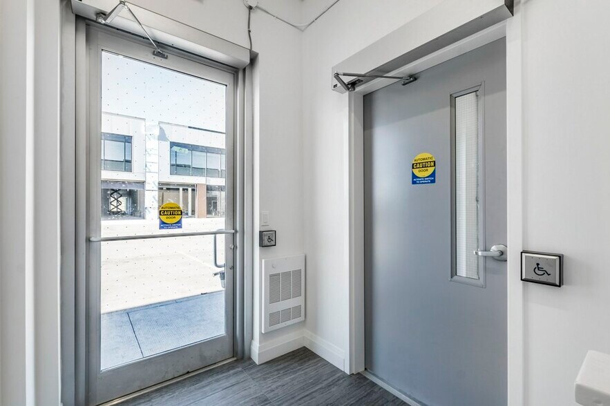 More Photos Of 587 Hanlon Creek Blvd, Guelph Showroom For Lease