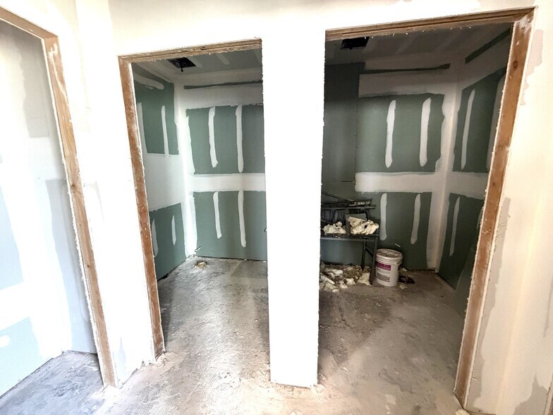 More Photos Of 900 N Broughton St, Sherman Restaurant For Sale