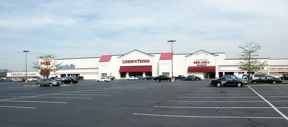 More Photos Of 400 S State Rd, Springfield Township Freestanding For Lease