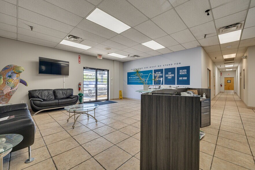 More Photos Of 4545 W Hillsborough Ave, Tampa Warehouse For Lease