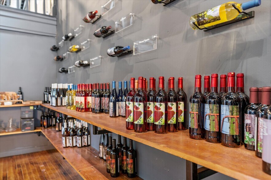 More Photos Of 415 S Thompson Ave, Excelsior Springs Bar For Sale