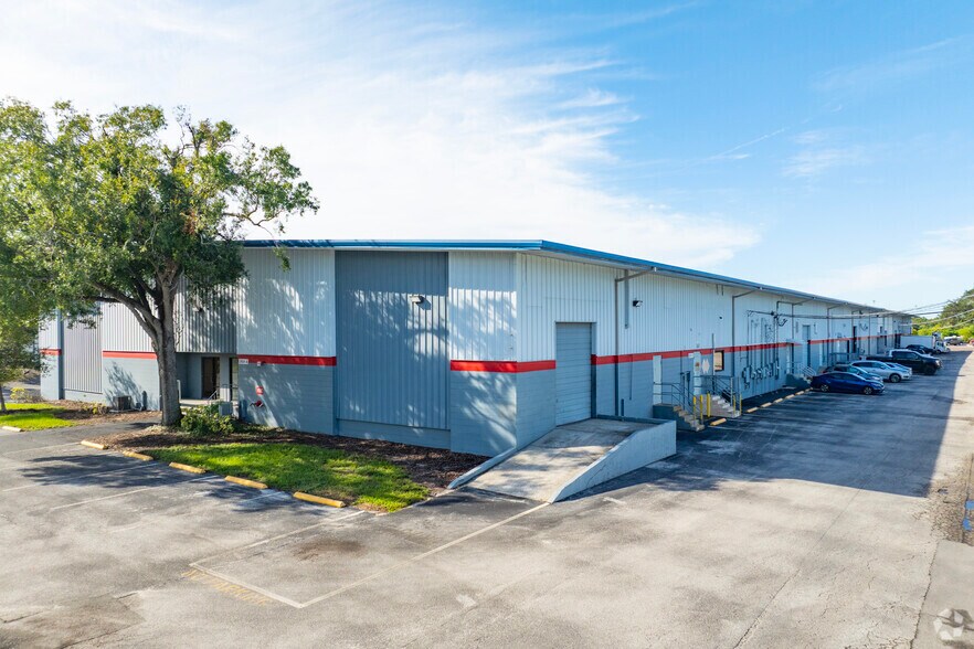 More Photos Of 2604 Tampa East Blvd, Tampa Warehouse For Lease