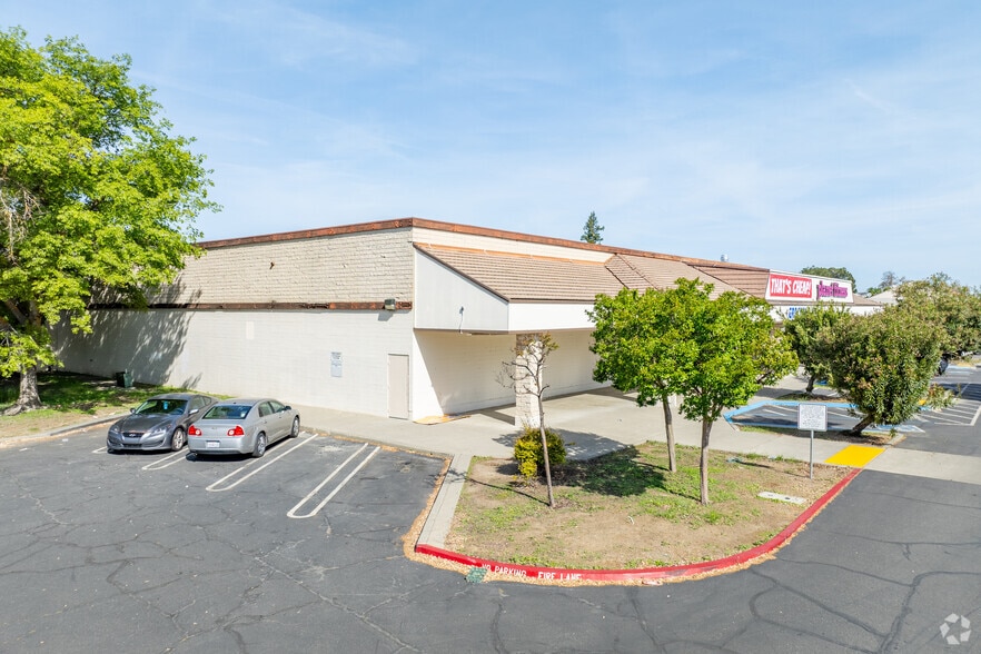 More Photos Of 45 W Main St, Woodland Department Store For Lease