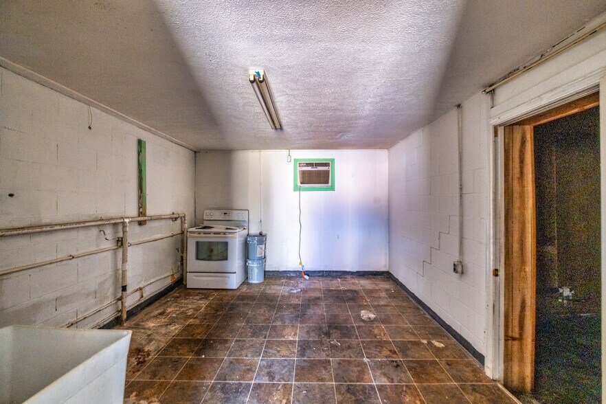 More Photos Of 561-563 McLean Ave, Hopkinsville Freestanding For Sale