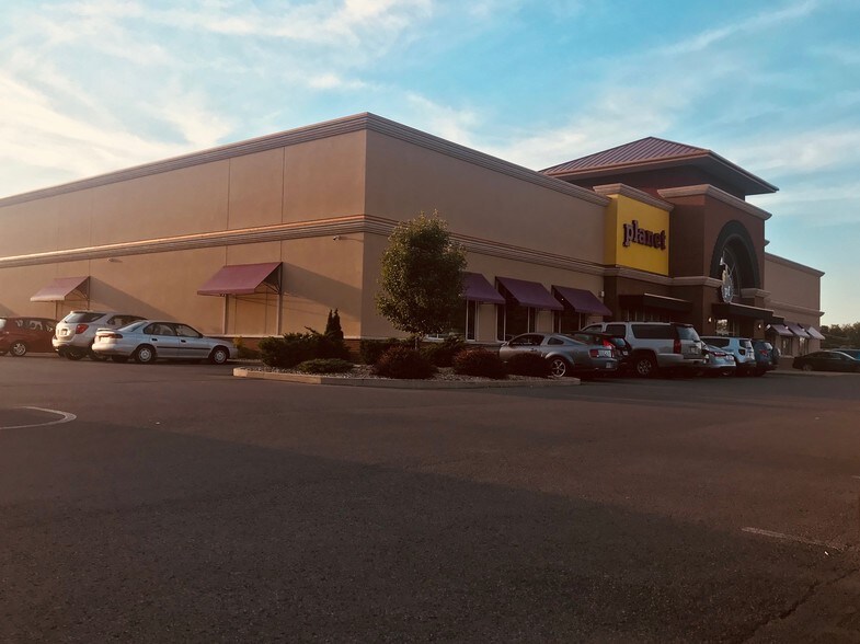 More Photos Of 1100 Fort Pierpont Dr, Morgantown General Retail For Lease