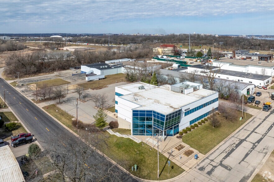 More Photos Of 6911 Mangrove Ln, Monona Office For Sale