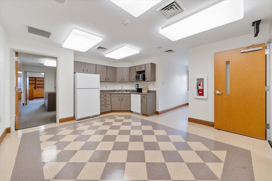 More Photos Of 114 Parliament Dr, Maryville Medical For Sale