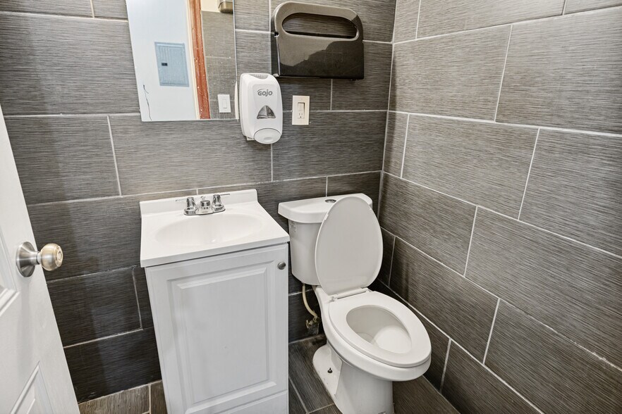 More Photos Of 13052 Hawthorne Blvd, Hawthorne General Retail For Lease