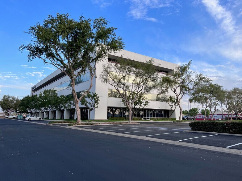 More Photos Of 1800 30th St, Bakersfield Office For Lease