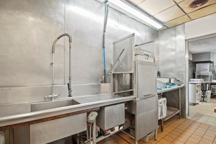 More Photos Of 911 N Broadway Ave, Ada Restaurant For Sale