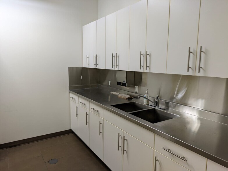 More Photos Of 8888 NW Country Hills Blvd, Calgary Unknown For Lease